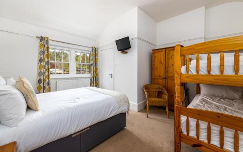 1 double bed, 1 bunk bed