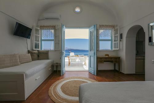 Petinos traditional house in Thirasia