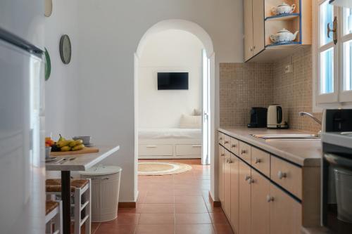 Instalaciones, Petinos traditional house in Thirasia