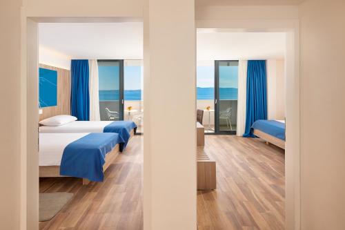 1 king bed, 2 twin beds