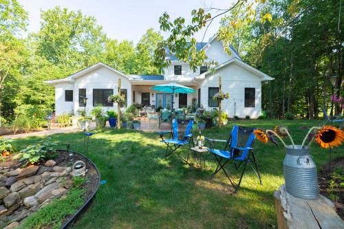 Charming Charlottesville Apt with Outdoor Space! Charming Charlottesville Apt with Outdoor Space!