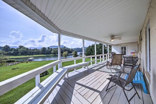 Pet-Friendly Waterfront Hayesville Cottage! - Hiawassee, GA