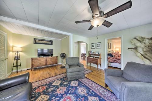 Pet-Friendly Waterfront Hayesville Cottage! in Hayesville, USA