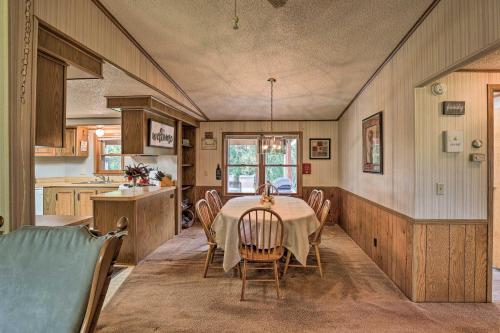 Charming Burdett Home with Grill, Gazebo and Yard in 伊薩卡市中心