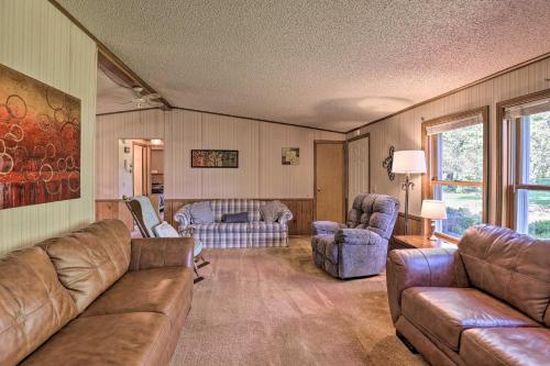 Charming Burdett Home with Grill, Gazebo and Yard in 伊薩卡市中心