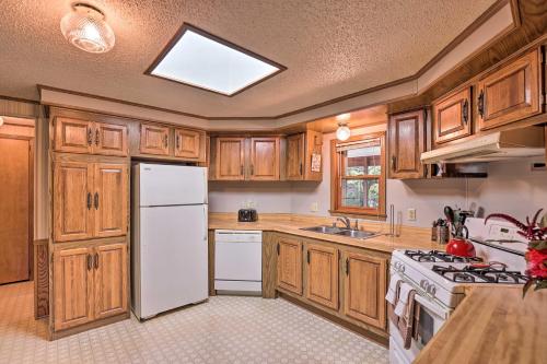 Charming Burdett Home with Grill, Gazebo and Yard in 伊薩卡市中心