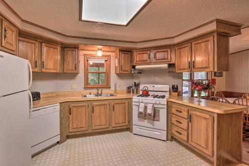 Charming Burdett Home with Grill, Gazebo and Yard in 伊薩卡市中心