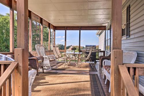 Charming Burdett Home with Grill, Gazebo and Yard in 伊薩卡市中心