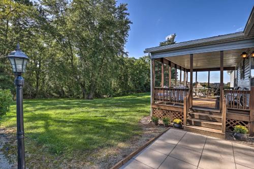 Charming Burdett Home with Grill, Gazebo and Yard in 伊薩卡市中心