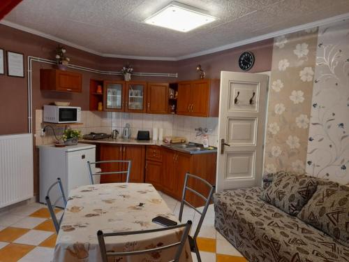 Kitchen, Gyongyvirag Apartment in Szátok