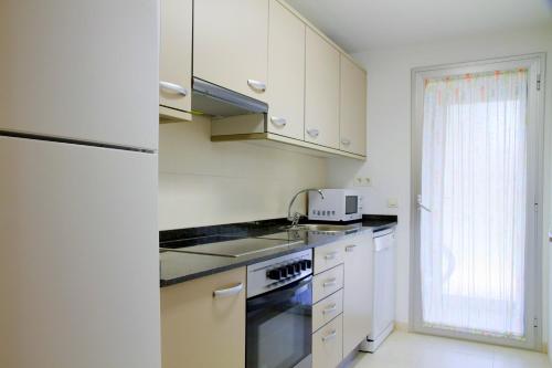 Rentalmar Paradise Family Apartment - image 9