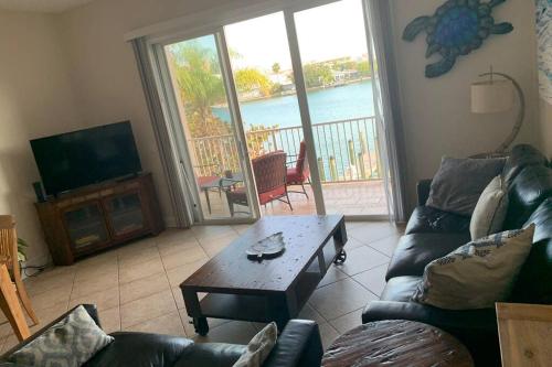 Luxury and Spacious Waterside Getaway