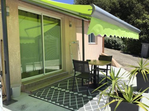 Pavillon T2 proche ville dans petite résidence gîte à louer Poggi