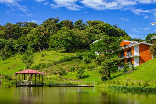 Skats, Burbi Lake Lodge Monteverde in Los Tornos