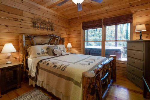 The Hideout Cabin - Fireplace Fire Pit Hot Tub - image 2