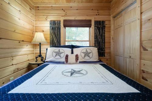 The Hideout Cabin - Fireplace Fire Pit Hot Tub - image 11