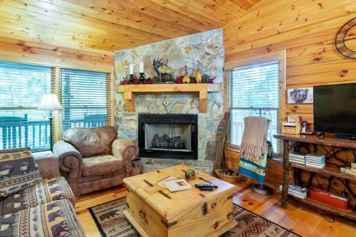 Mountain Spirit Cabin - Fireplace and Hot Tub - image 9