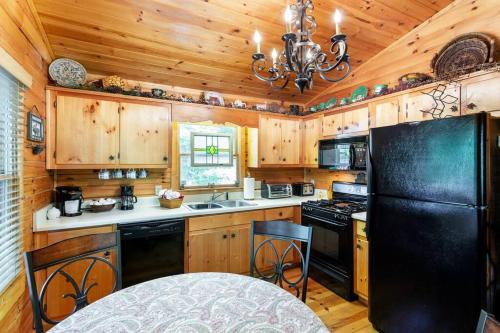 Mountain Spirit Cabin - Fireplace and Hot Tub - image 10