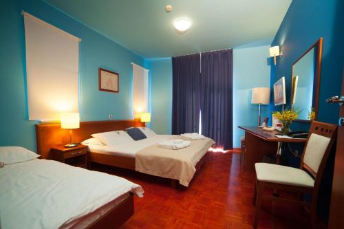 1 king bed, 1 twin bed