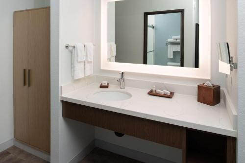 Best Western Premier Keizer Salem Hotel - image 11