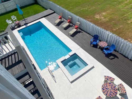 Blue Brilliance! Heated Pool Steps to the Beach Access and Boat Ramp Jungle Vibes! - image 17