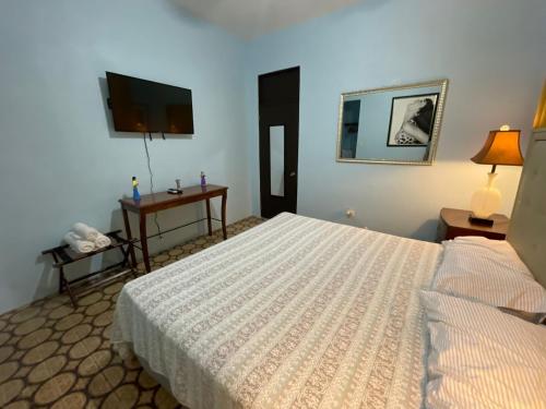 Near Beach Restaurant and Bars Sleeps up to 4 - image 12