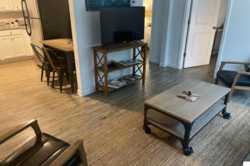 Special! 2 King Bedroom Condo Minutes to Broadway!