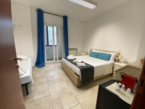1 queen bed, 3 twin beds