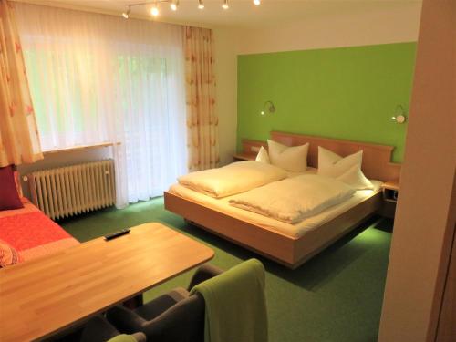 1 queen bed, 1 twin bed