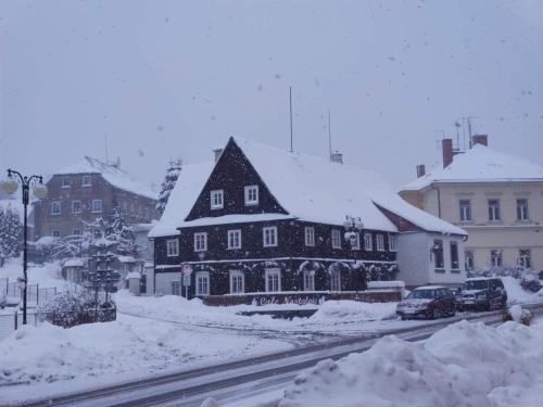 Cafe Nostalgie dvoulůžkový romantický pokoj (Cafe Nostalgie dvouluzkovy romanticky pokoj) in Krasna Lipa