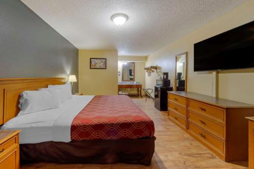 Econo Lodge Pryor - image 13