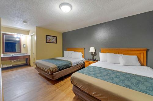 Econo Lodge Pryor - image 8
