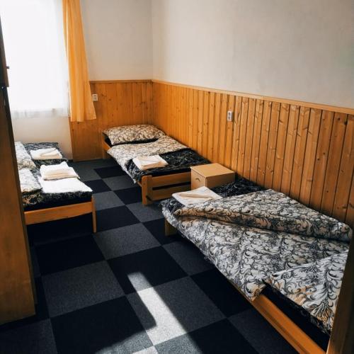 4 twin beds