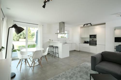 2BR Apt 100 m2 w Terrace, Free Parking, Business or Leisure