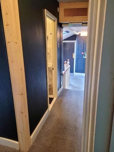 Twin Room with Private External Bathroom image 2