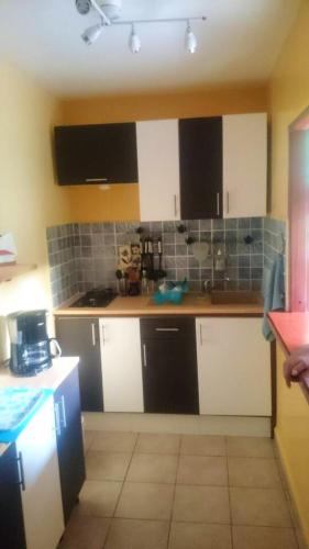 Kitchen, Bungalow charmant a Pointe-Noire avec piscine partagee in Pointe-Noire