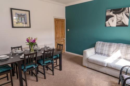 Compton Lodge - image 7