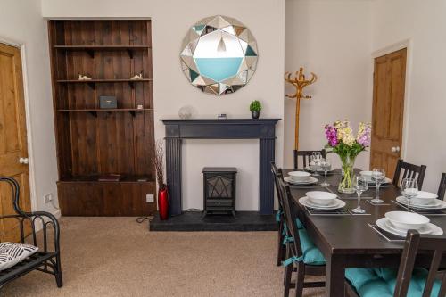 Compton Lodge - image 12