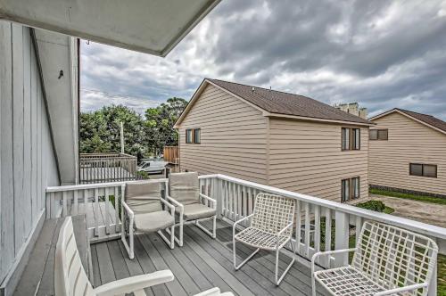 North Myrtle Beach Home with Patio - Walk to Beach!