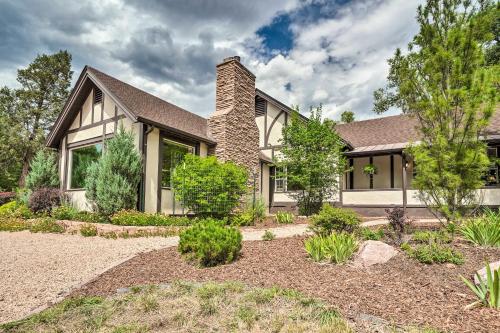 Spacious Manitou Home with Views in Central Location in Manitou Springs, USA