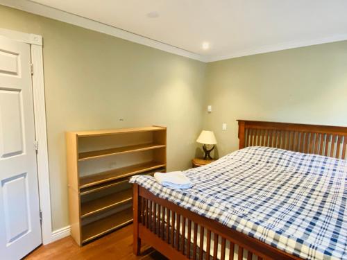 Crescent Park King bedroom with private bathroom