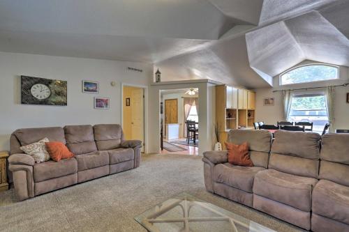 Red Rock Rambler Moab Home with Hot Tub and Views! - image 3