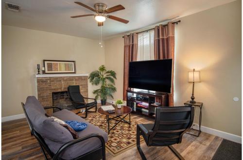 Florida St Nice Remodeled 3BR/2BA Near Downtown - image 13
