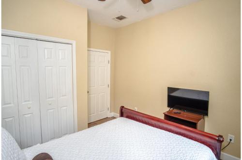 Florida St Nice Remodeled 3BR/2BA Near Downtown - image 3