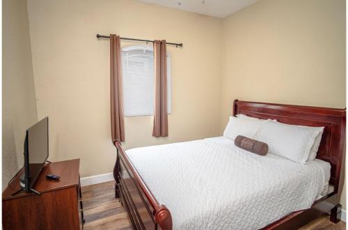 Florida St Nice Remodeled 3BR/2BA Near Downtown - image 11