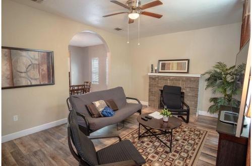 Florida St Nice Remodeled 3BR/2BA Near Downtown - image 12