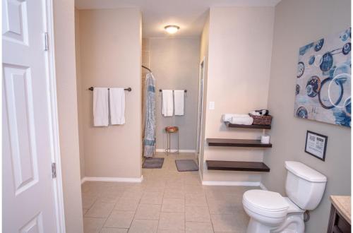 Florida St Nice Remodeled 3BR/2BA Near Downtown - image 11