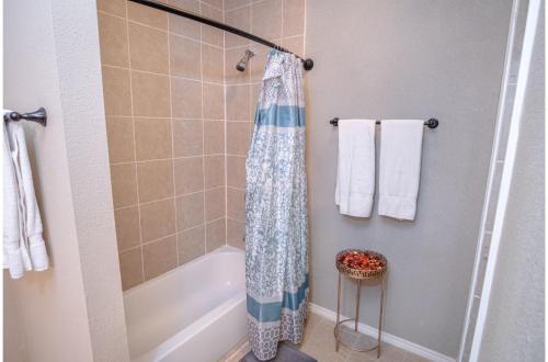 Florida St Nice Remodeled 3BR/2BA Near Downtown - image 10