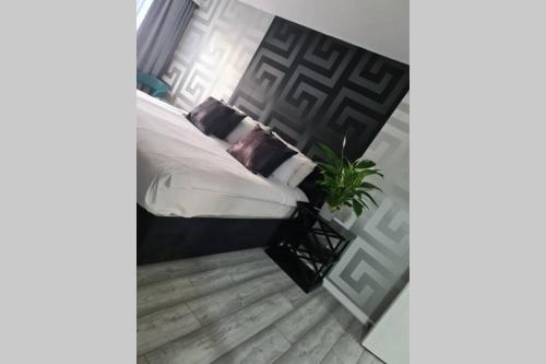 * * * THE EXCLUSIVE JACUZZI APARTMENT ON BROAD STREET * * *