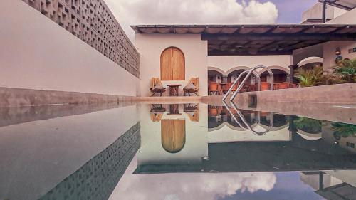 Swimming pool, Puerta San Pedro in Tlaquepaque